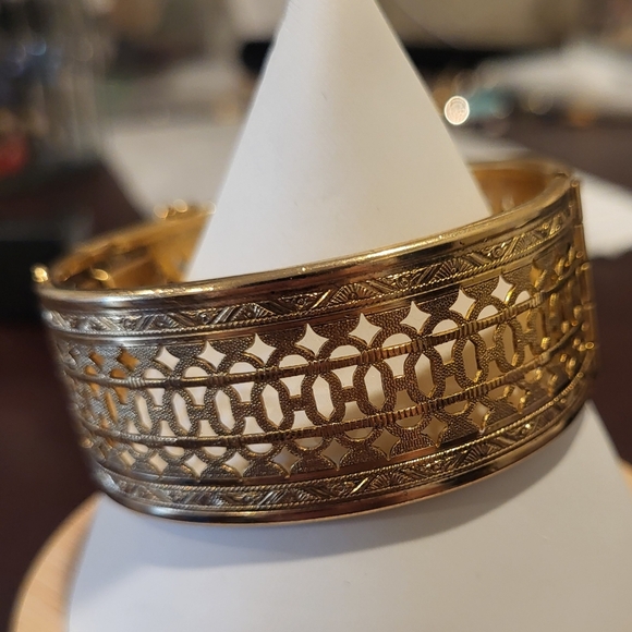 Vintage Freirich Victorian Revival Gold Tone Filigree Hinged Bangle Bracelet - Picture 4 of 7